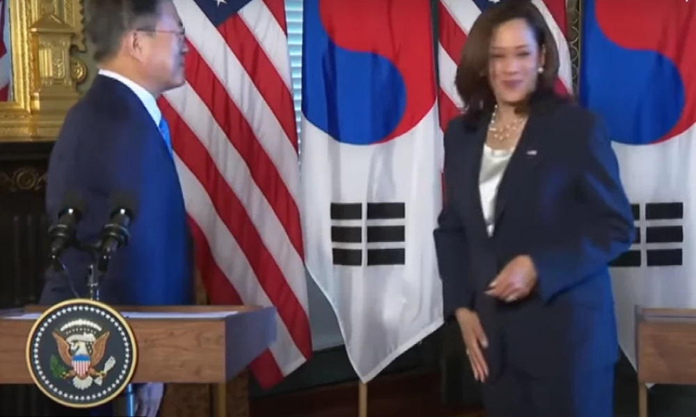 Χάρις: Σκούπισε το χέρι της μετά τη χειραψία με τον Νοτιοκορεάτη πρόεδρο